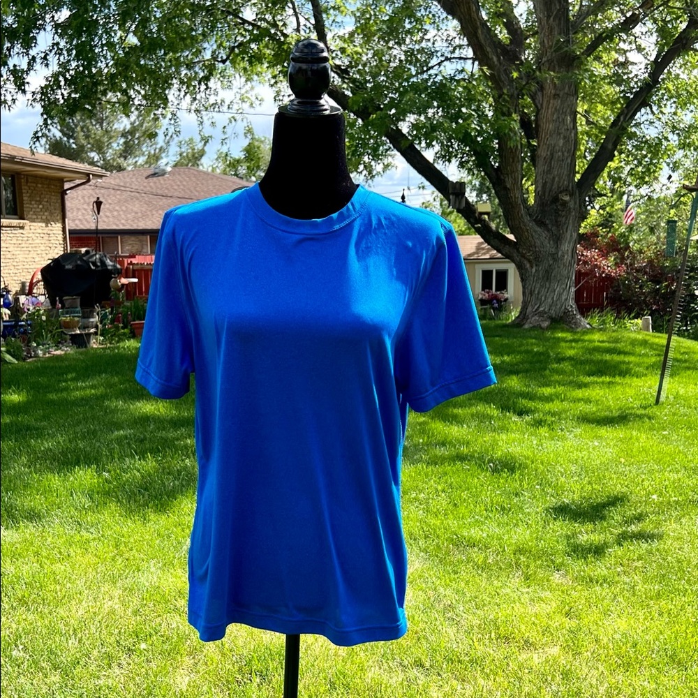 Medium short sleeve shirt by Xersion.